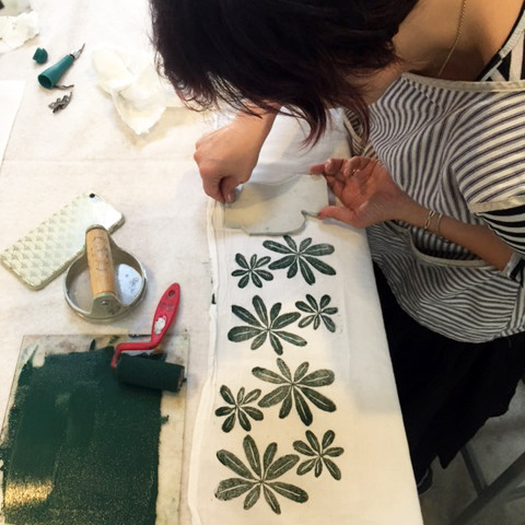 Tracy Benjamin printing in Jen Hewett's Block Printing on Fabric class